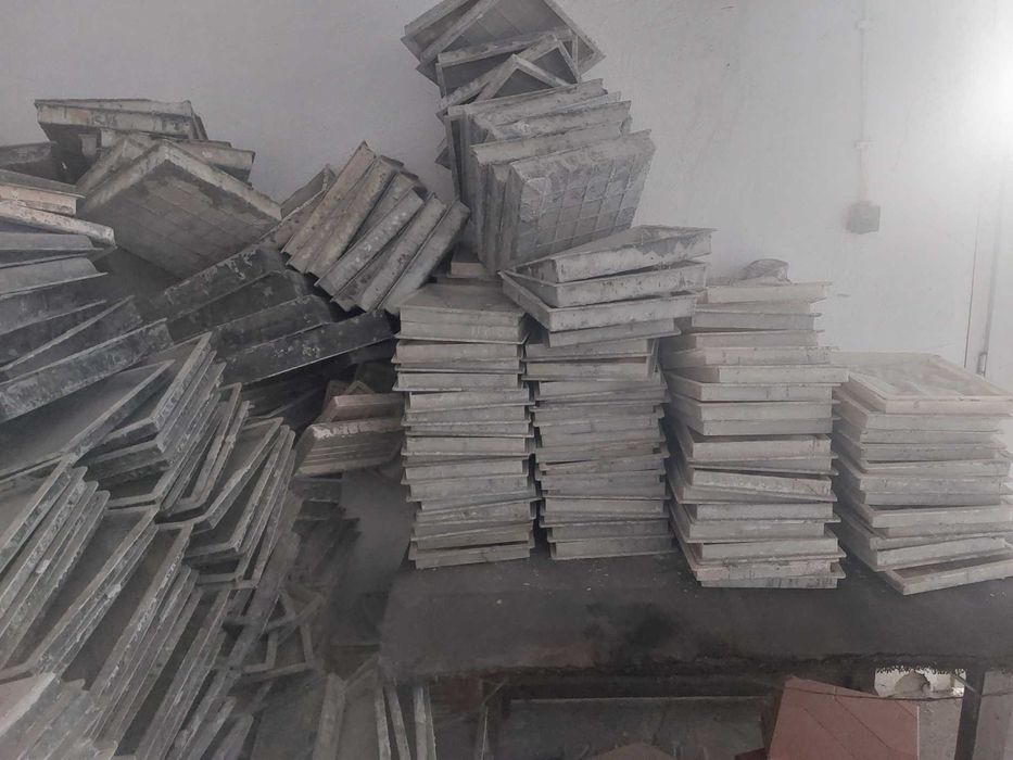 Калъпи за плочки и бордюри