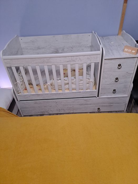 Детска кошара с люлеещ мехамизъм