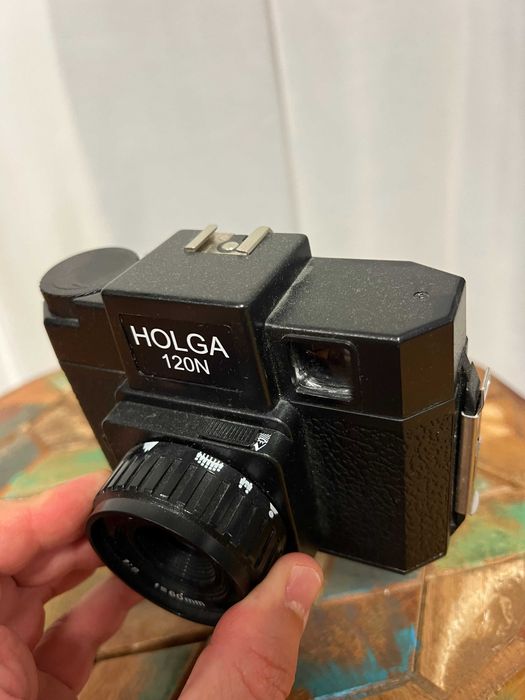Aparat foto vintage Holga 120N — medium format, efect lo-fi