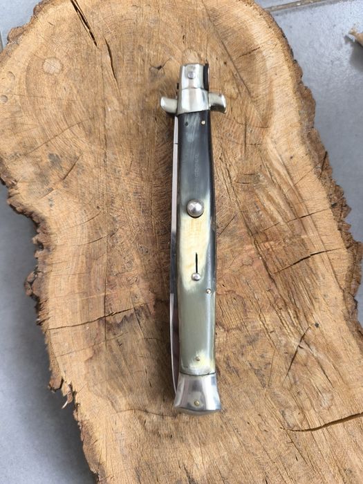 Se vinde Stiletto de mari dimensiuni anii 50