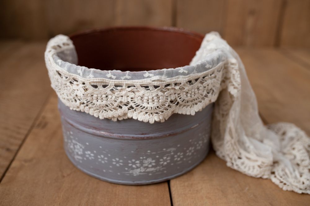 Rusty bucket - galetusa newborn - cuibar nou nascut Recuzita foto prop