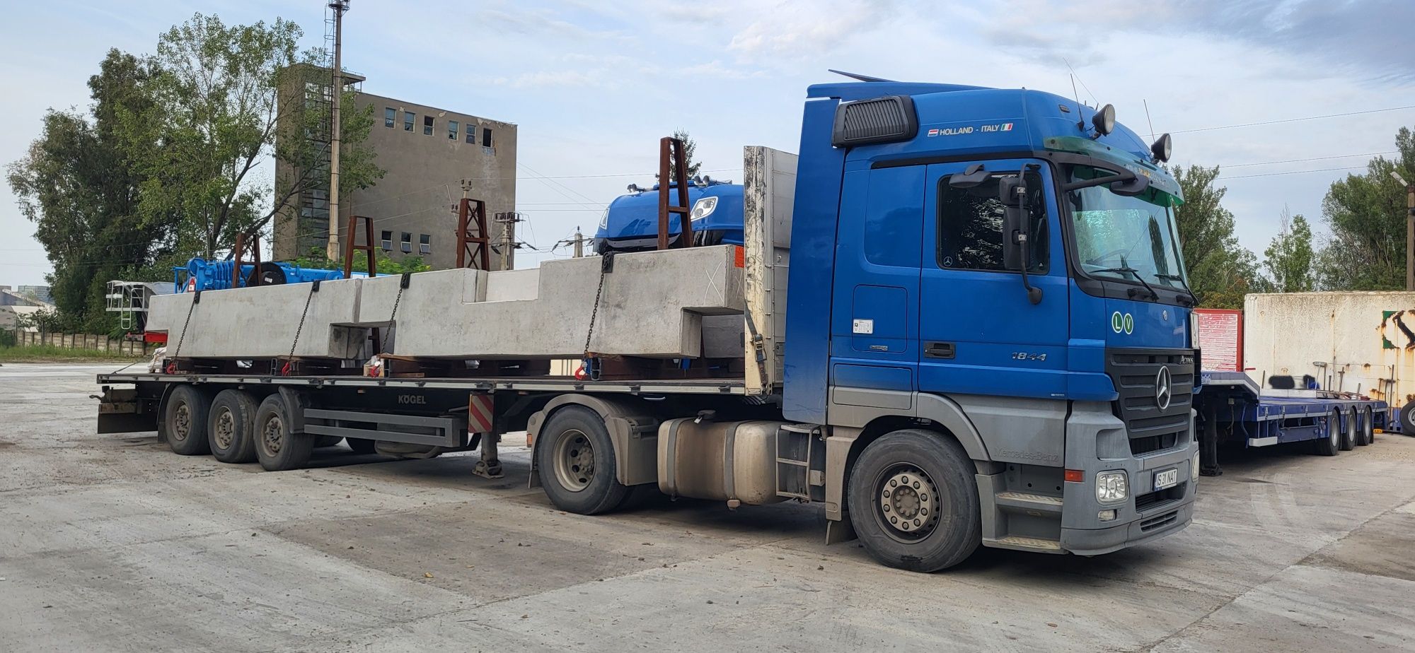 Tractari auto transport utilaje platformă utilaje asistentă rutieră