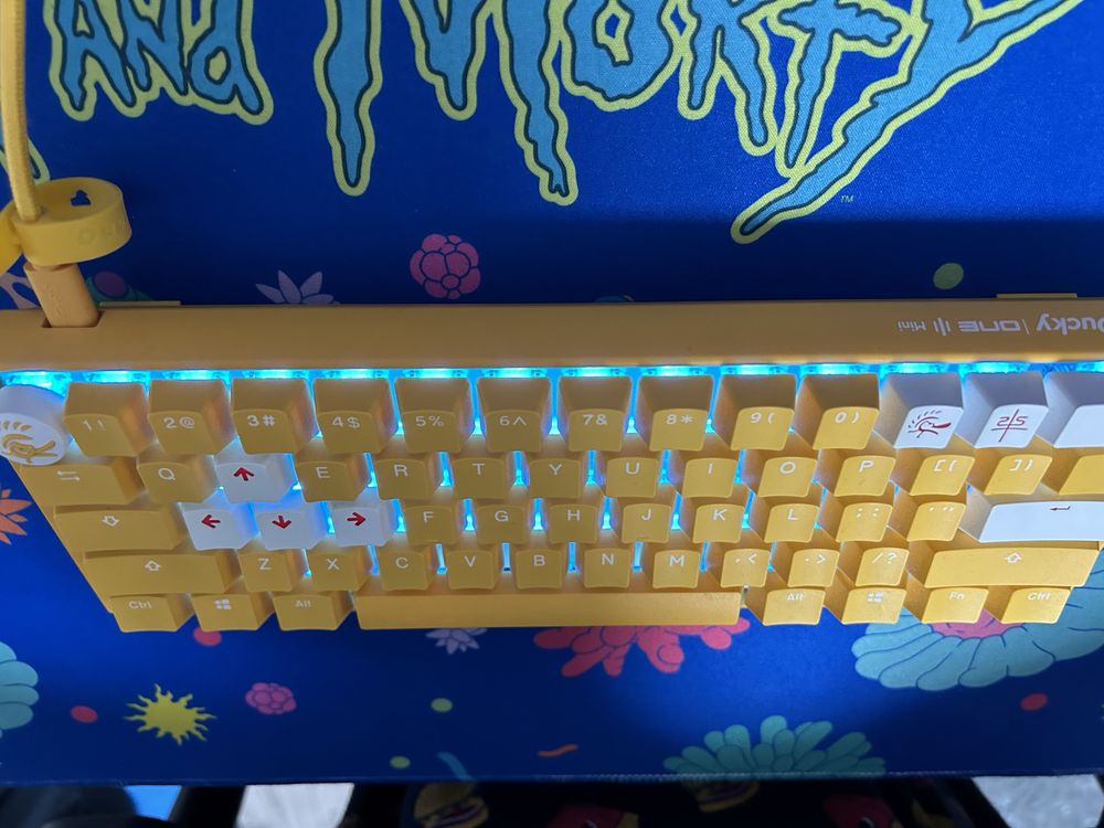 Продавам клавиатура ducky one 3 mini yellow