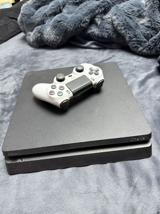 Vând PS 4 1tb merge bine