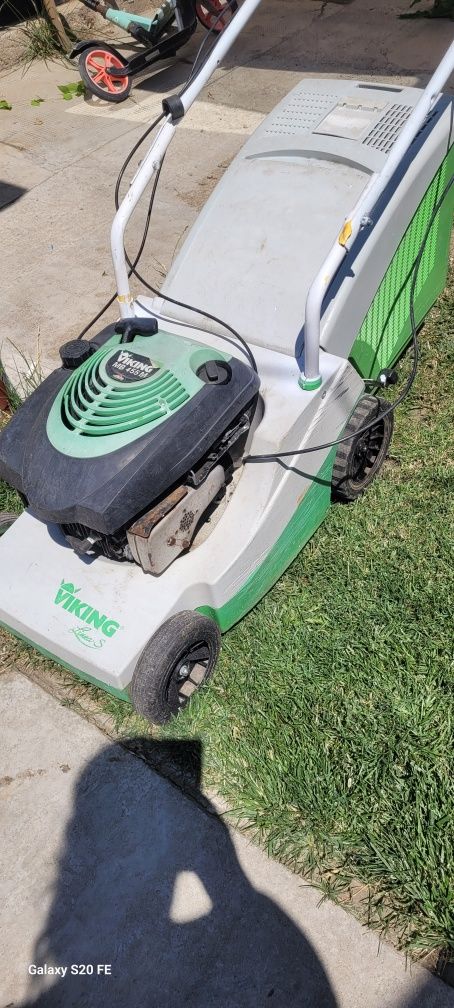 Mașina de tuns iarba viking mb455