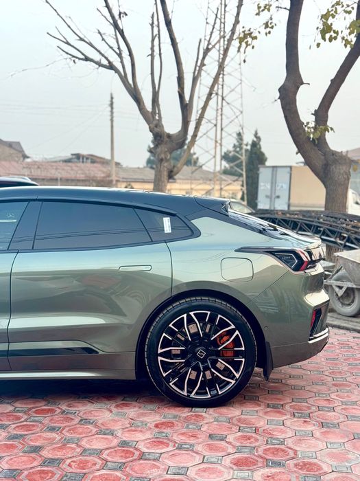 Sotiladi srocno zeekr 001