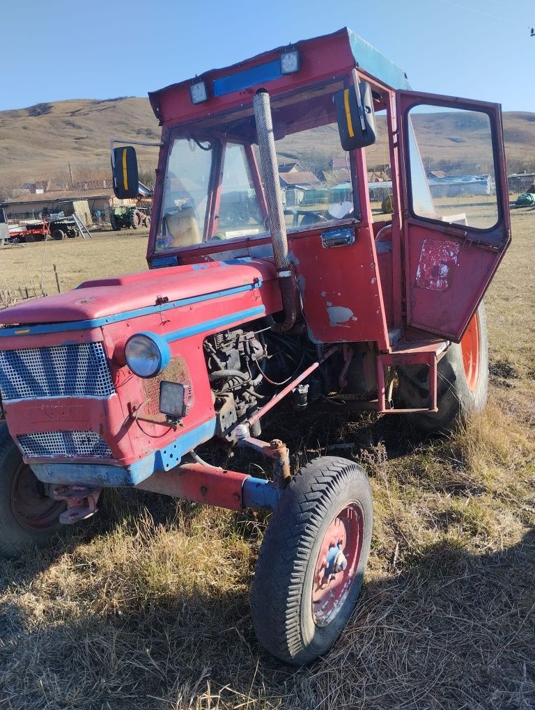 Vînd Tractor Zetor