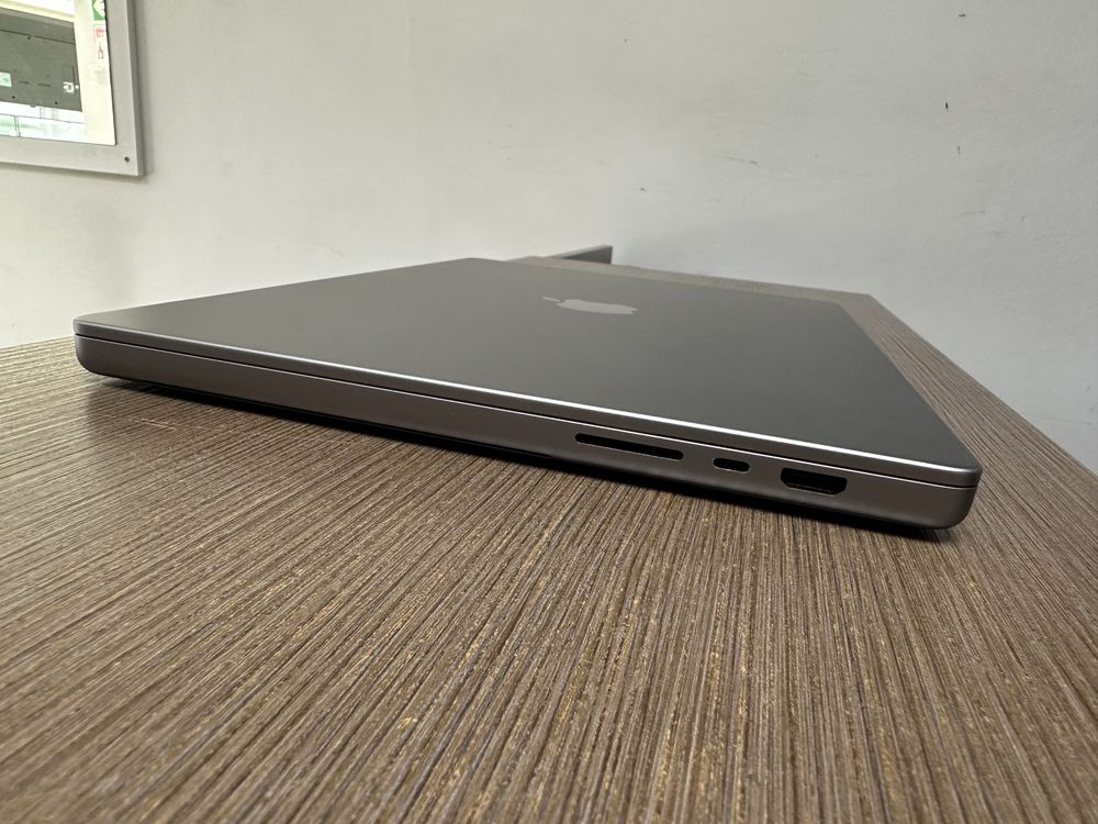 Macbook Pro 16 inch A2780 Apple M2 Max 32 GB RAM SSD 1 TB VG Roman