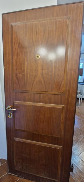 Vând uşǎ metalicǎ de intrare apartament/casa