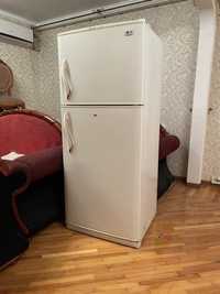 Холодильник LG (550 литр). Состояние отличное. Торг уместен.
