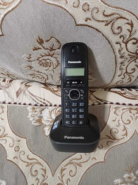 Беспроводной телефон фирмы Panasonic с зарядчикам. Работает отлично.
