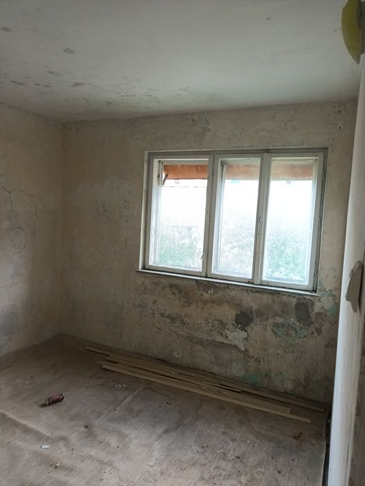 Apartament 3 camere ,baie bucătărie hol debara