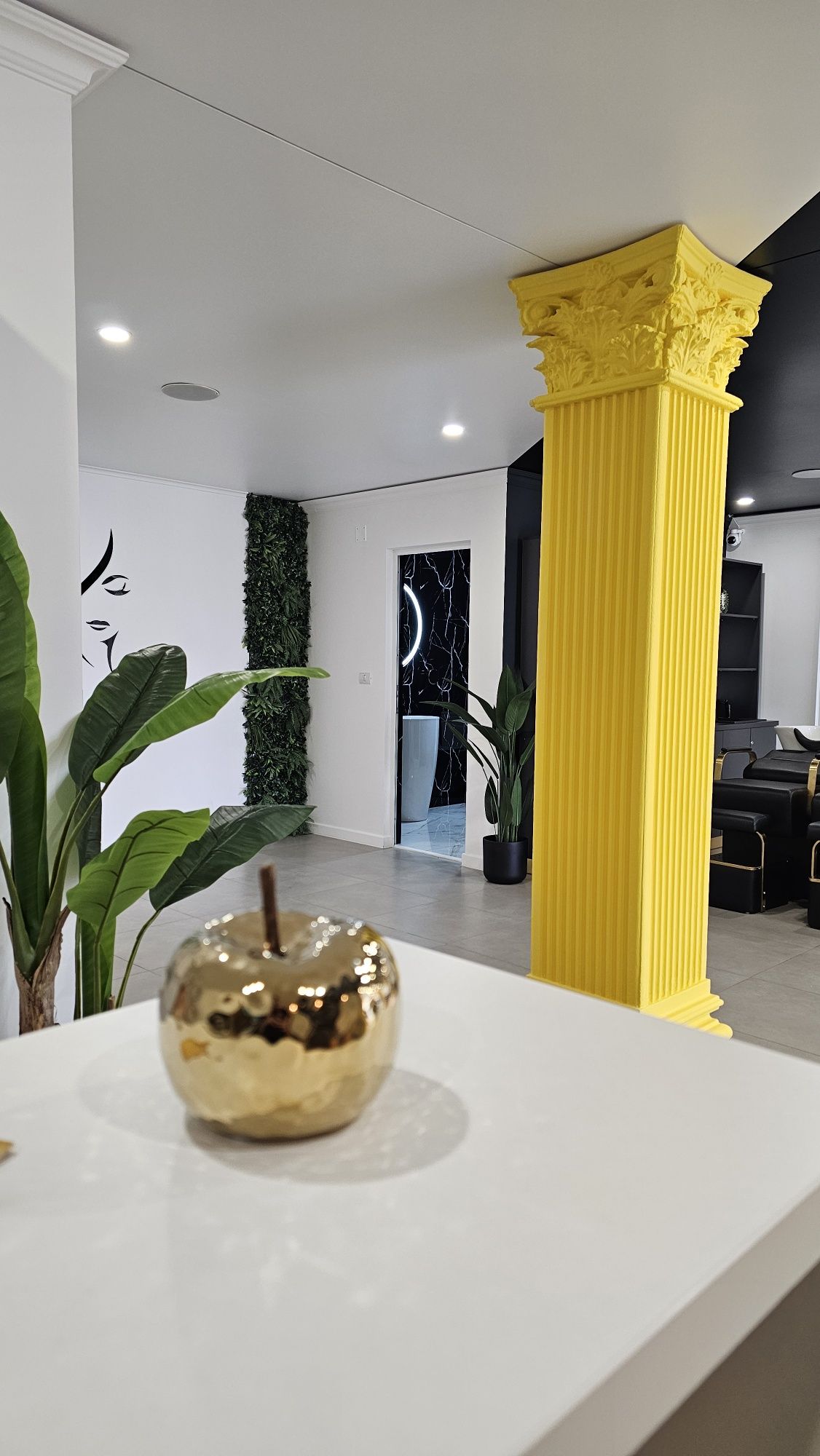 Inchiriez post/scaun coafor,cosmetica,makeup, manichiura