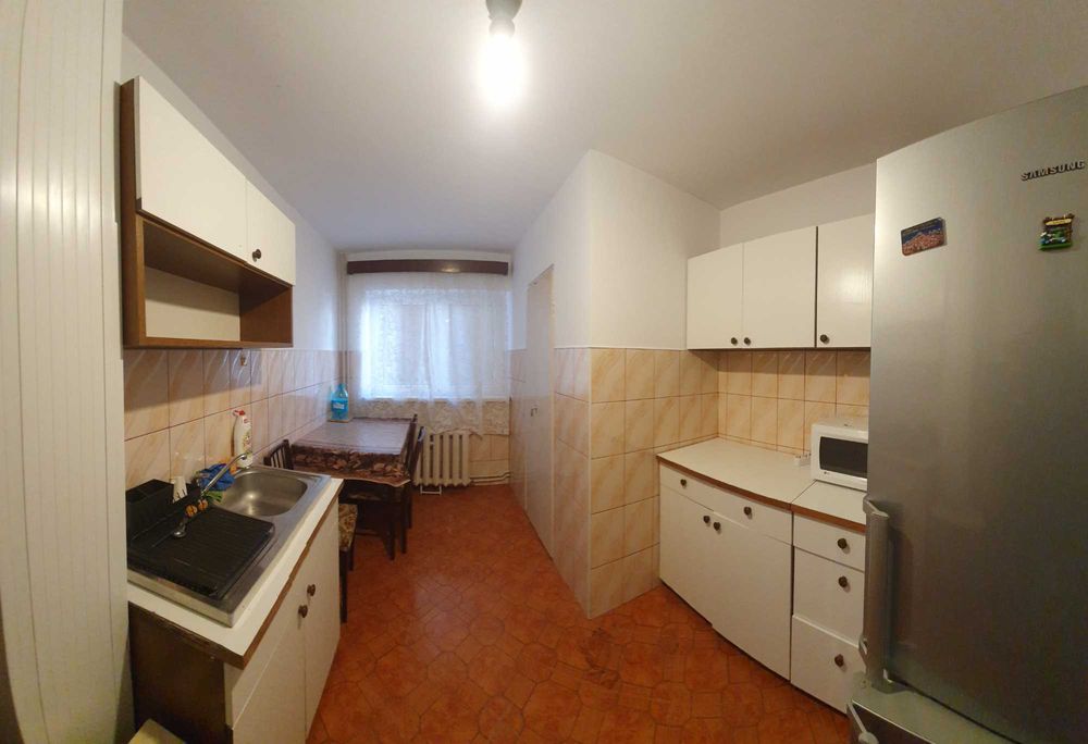 De inchiriat apartament 3 camere