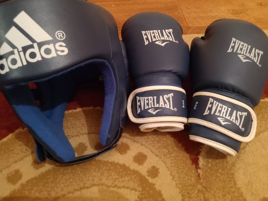 Боксерский перчатки и шлем