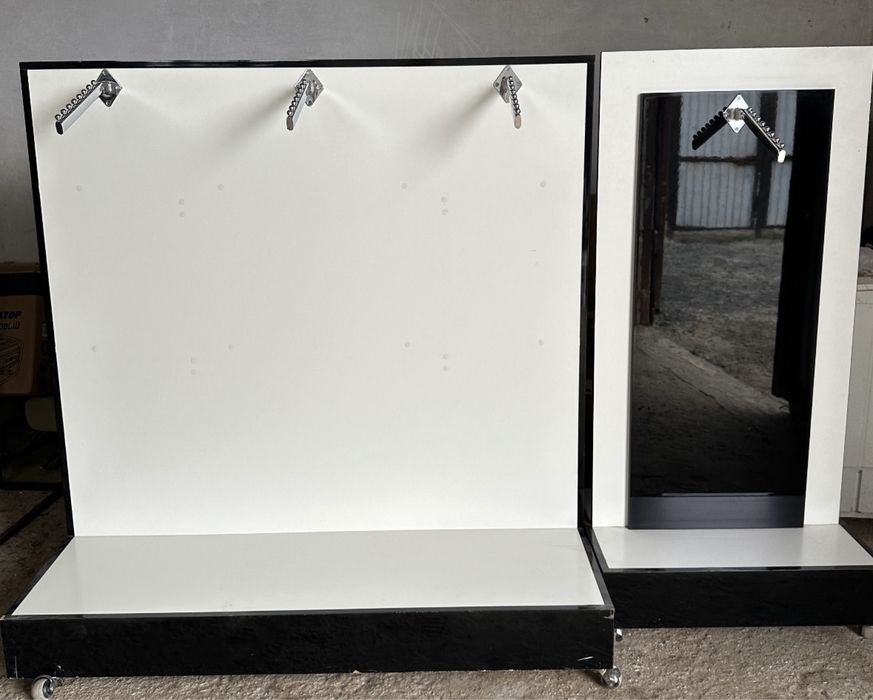 Оборудование для магазина одежды — вешалки, стойки, свет, всё вместе