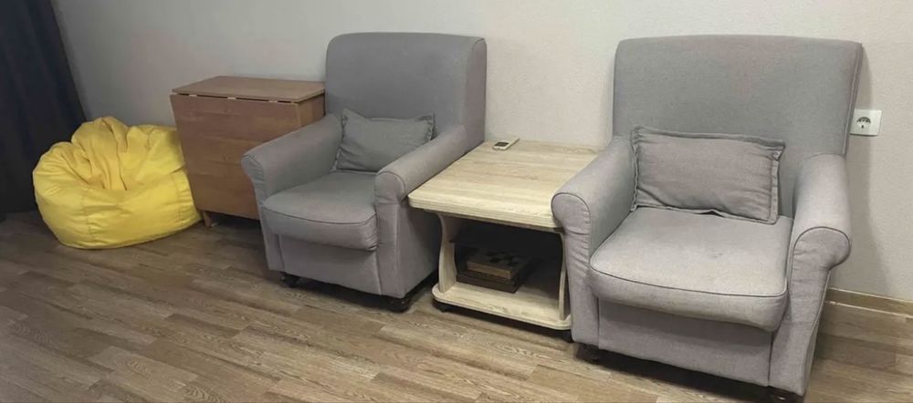 Продам кресла,стол,журнальный столик. Б/у. В хорошем сосотоянии