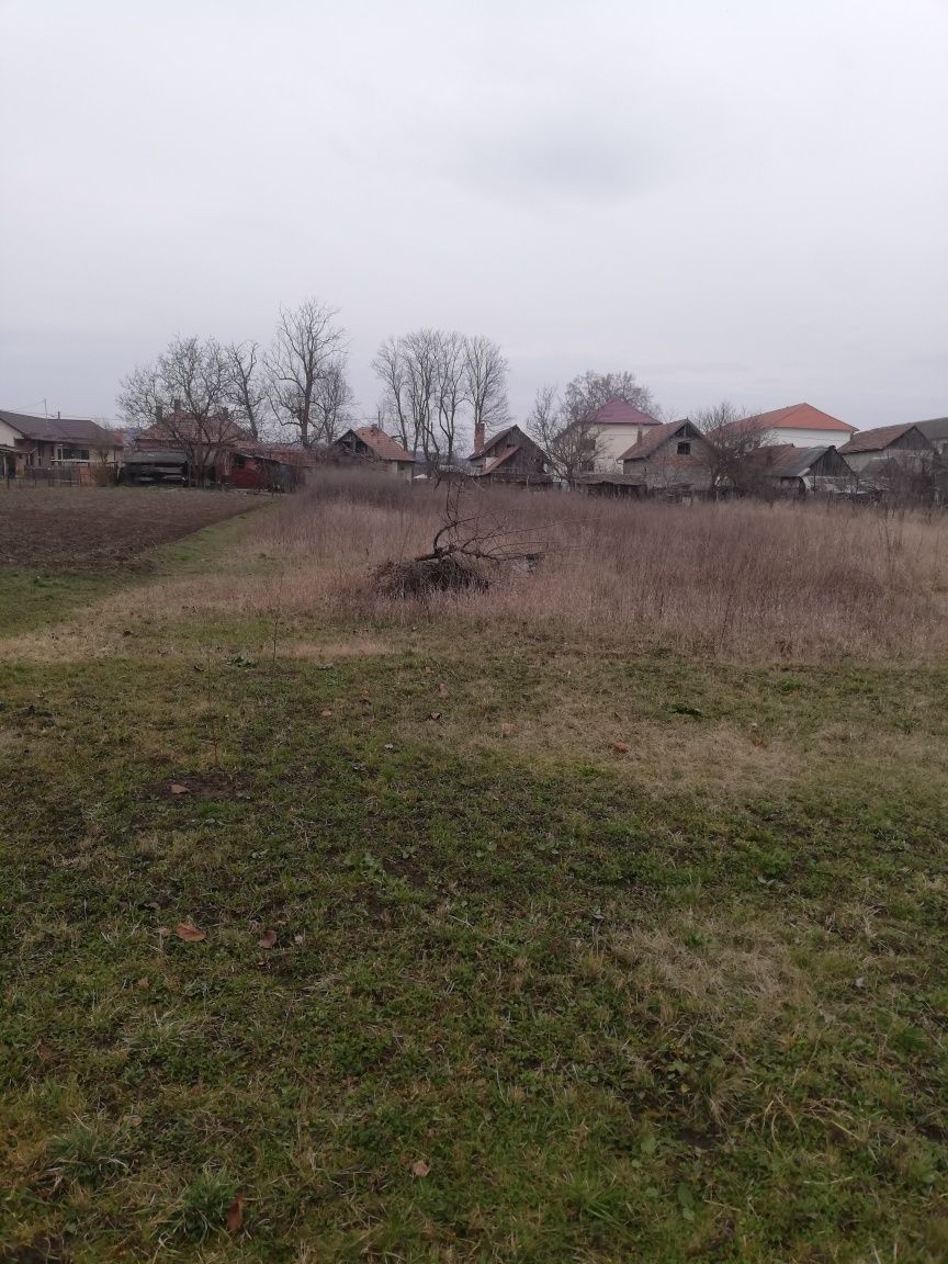 Vând casa în Reghin str Apalina lângă castel cu 3 camere buc garaj