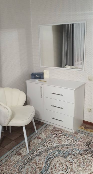 Продам комод с зеркалом и тумбы