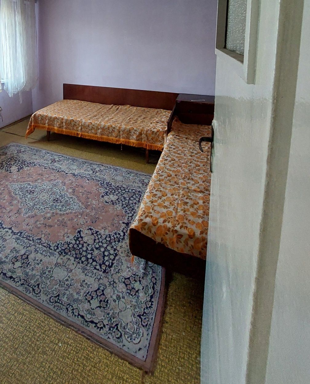 Две единични легла с матраци + ракла