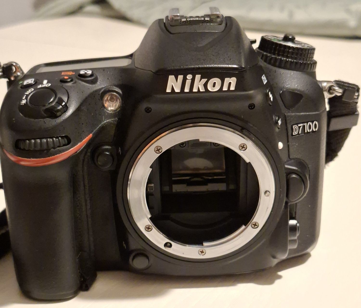 Nikon D7100 kit cu obiectiv  16-85 mm f/3.5-5.6 G ED VR AFS