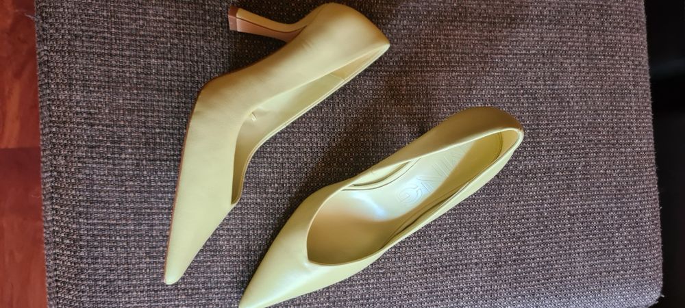 Бледо жълти обувки на ток