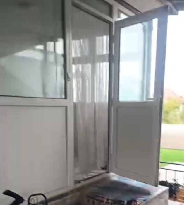 Продаю б/у пластиковые окна и дверь (ранее стояли на веранде)