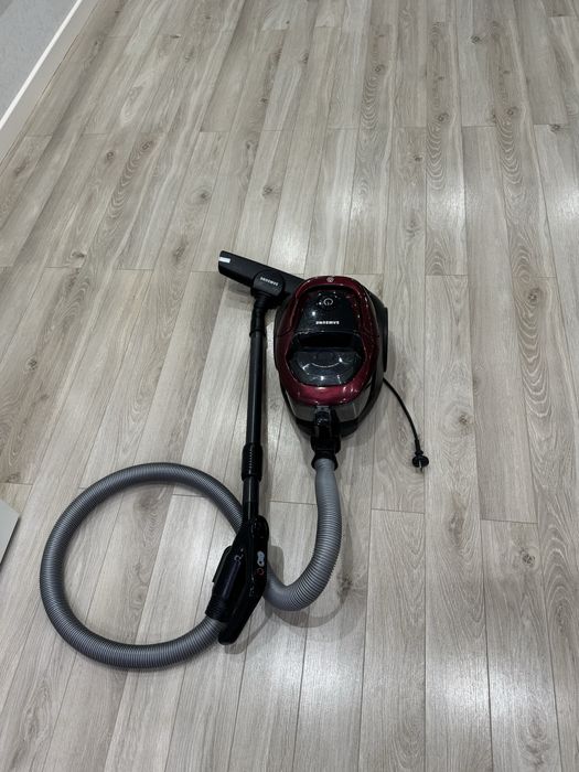 Пылесос Samsung VC18M3120V1/EV красный