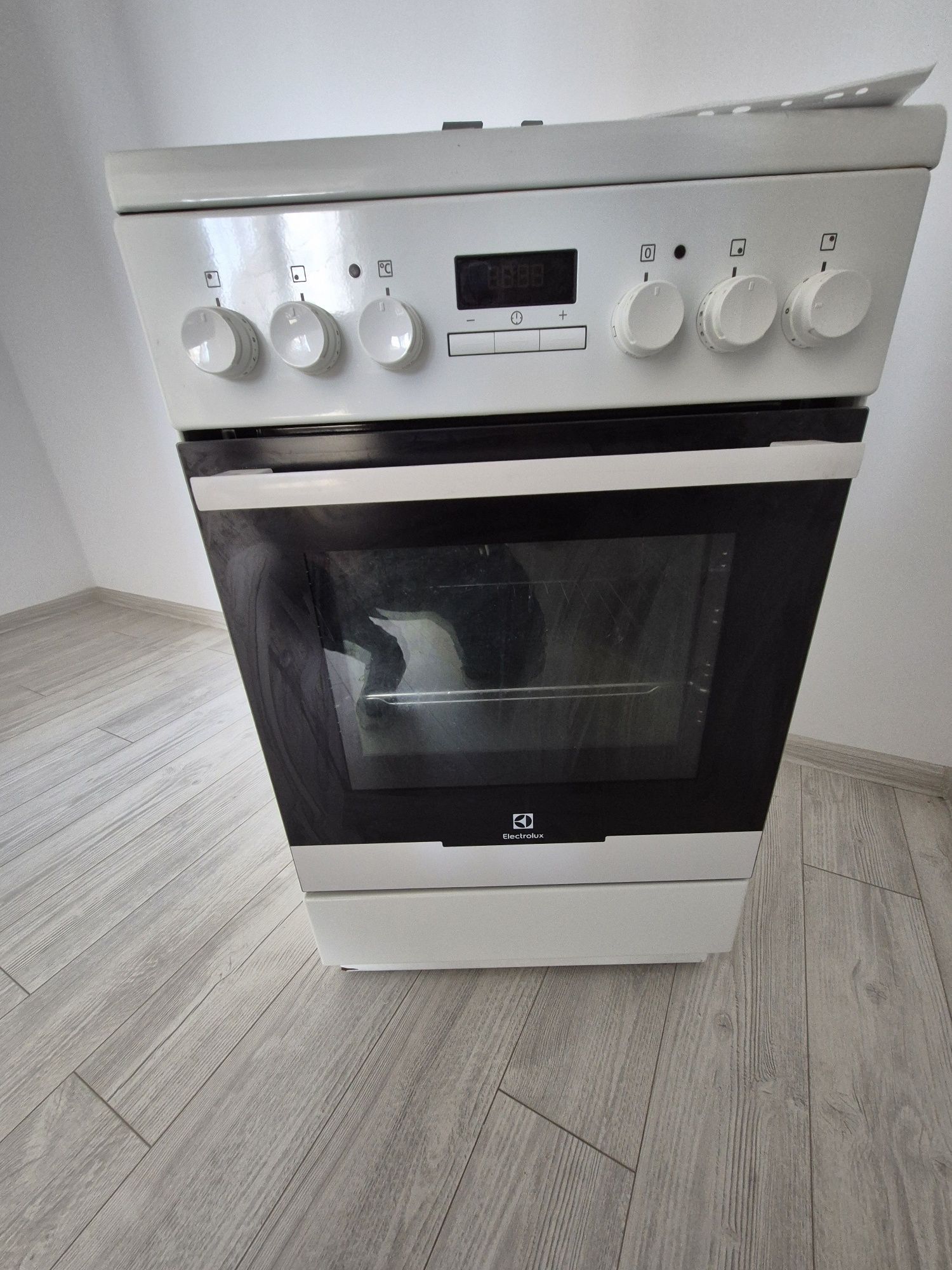 Vând aragaz electrolux