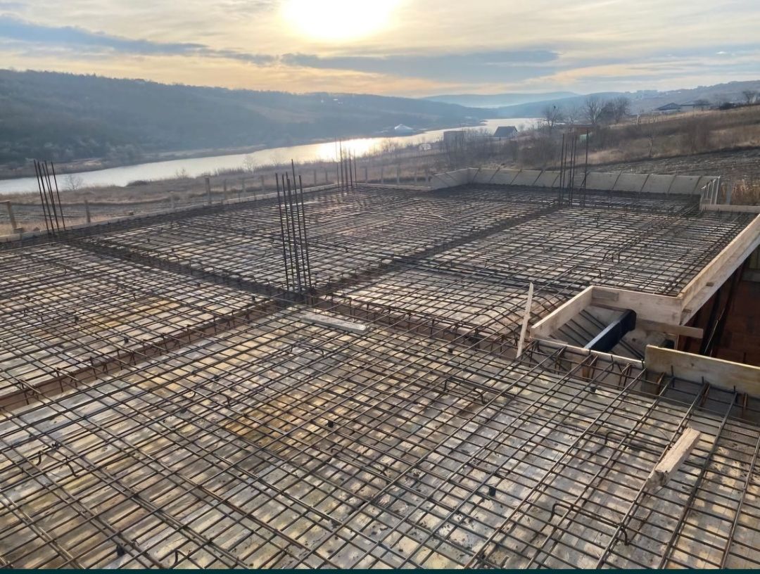 Casa la rosu sau la gata în Sorogari Aroneanu