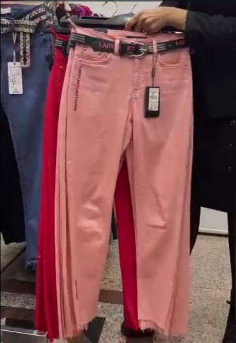 Две пары джинс, розовые лето, чёрные весна, прохладное лето