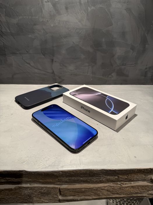 КАТО ЧИСТО НОВ Iphone 16 Pro Black + подарък Pitaka case