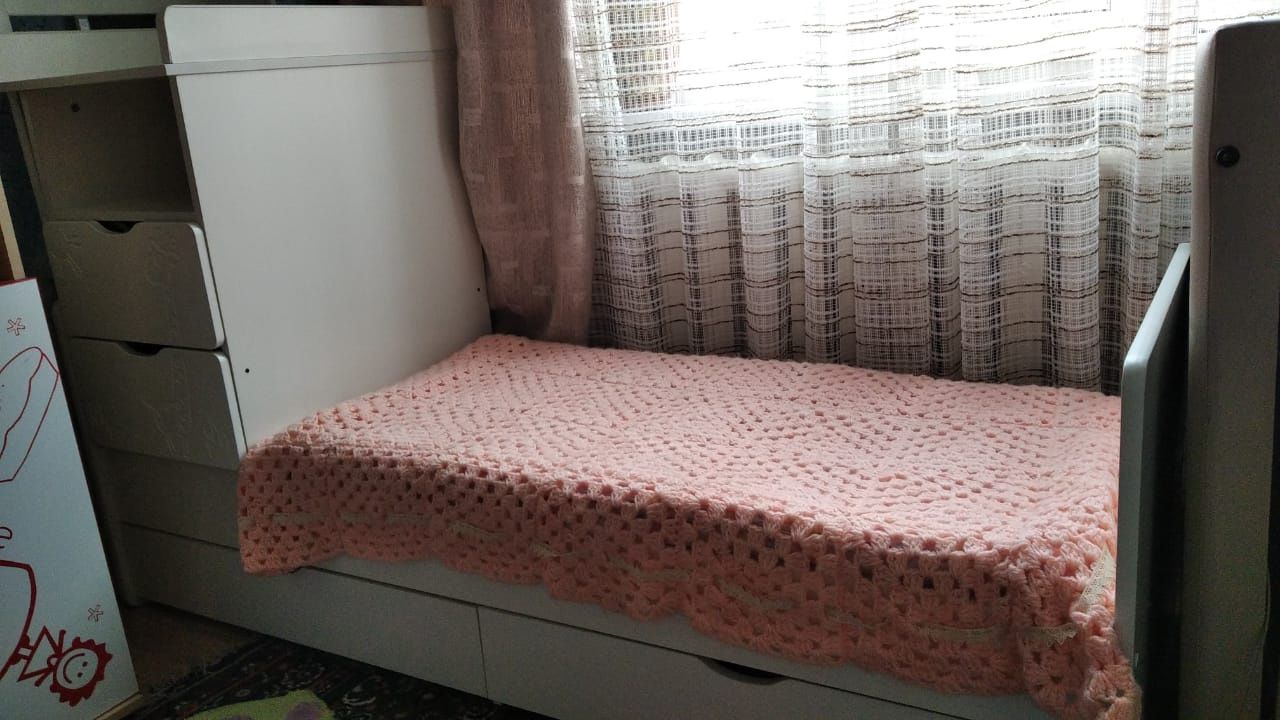 Детская кроватка с комодом и пеленальным столиком