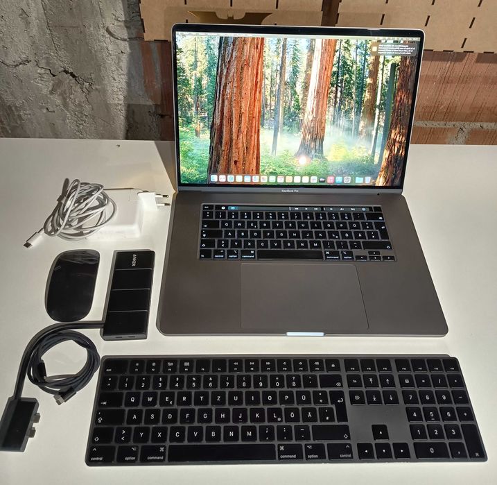 MacBookPro 16, i7, 32GB RAM + accesorii -perfect estetic si functional