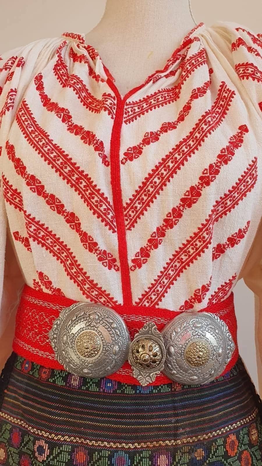 Costum popular (camasa/ie cu poale, catrinte/sorturi/fote/zadii)
