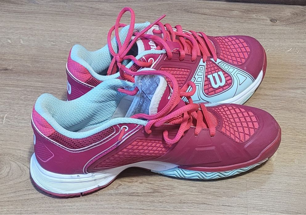 Продавам женски тенис обувки