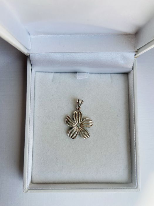 Pandantiv din argint in forma de floare