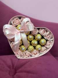 Кутия сърце с декоративни сапунени рози и бонбони фереро