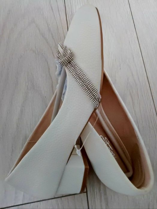 Vând pantofi noi,piele