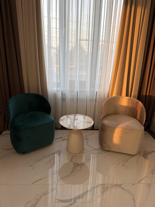 Продам 2 кресла и столик