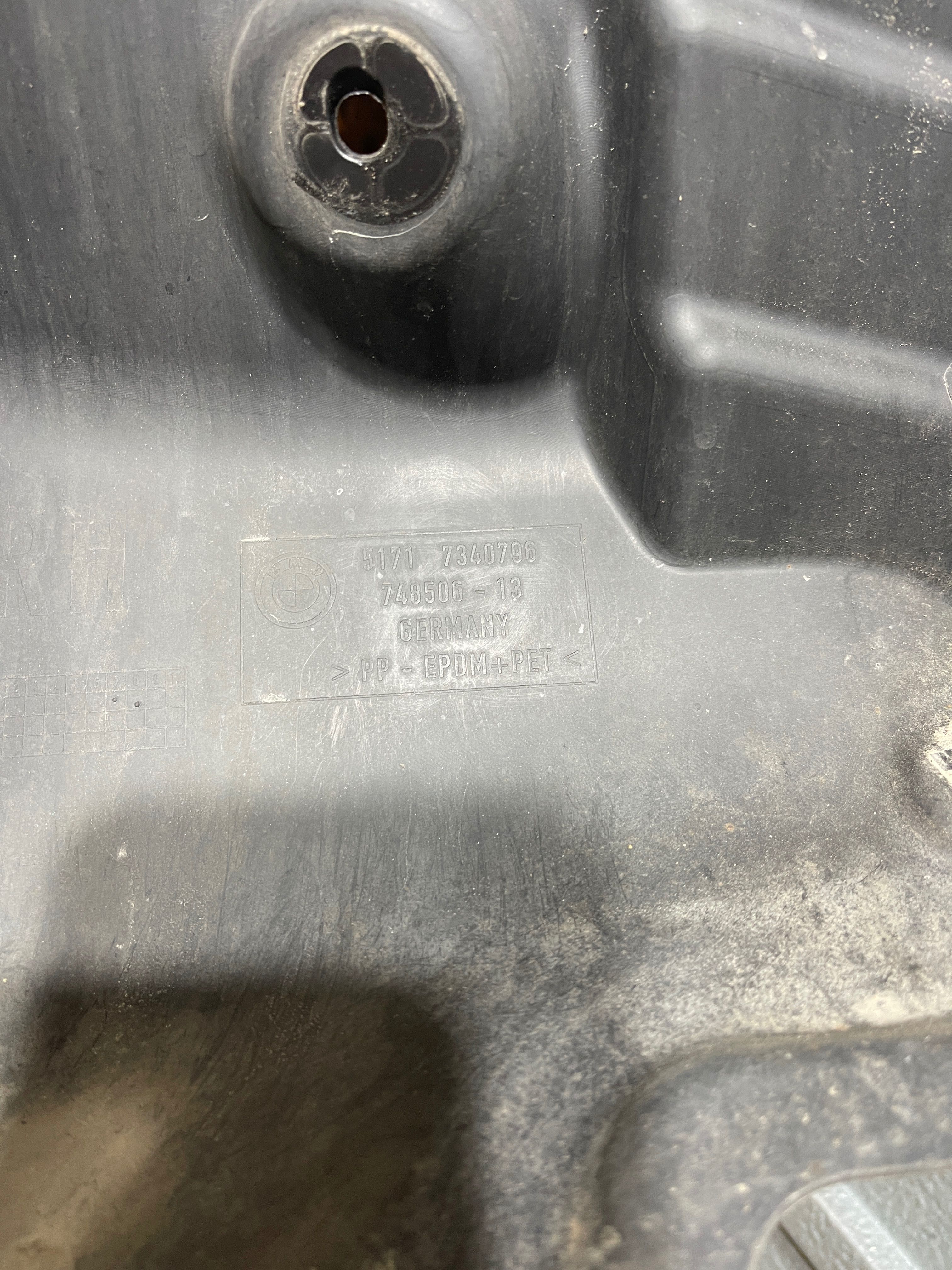 Carenaj roata fata dreapta BMW SERIES 5 (G30/G31)  oem-7340796