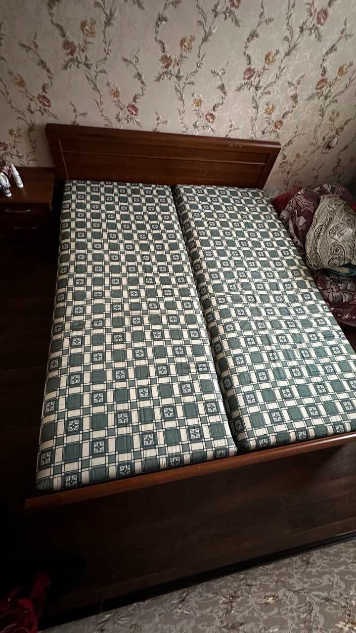 Продам двуспальную кровать