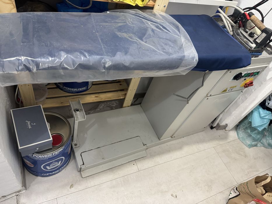 Masă de călcat profesională Comel FR/E cu boiler și aspirație – Italia