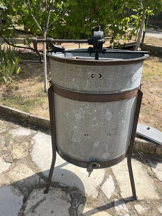 Центрофуга за мед