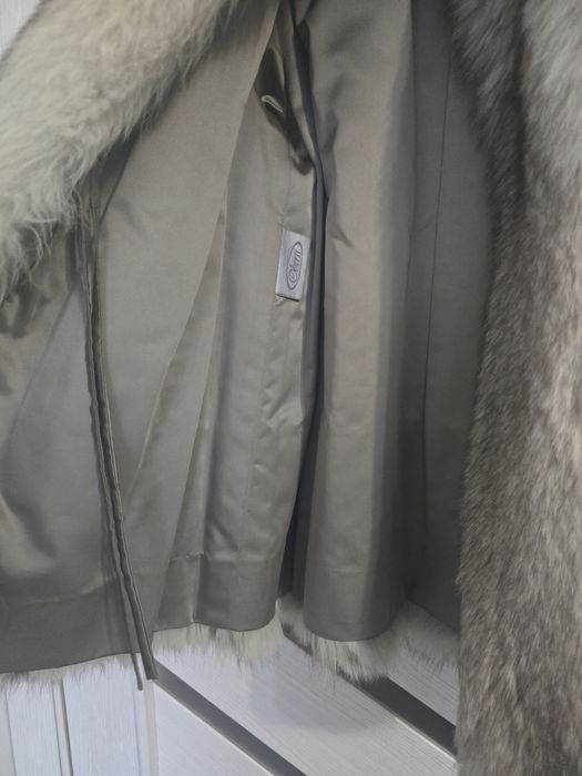 Haina blana  naturatala vulpe , stare foarte buna , made în Italy