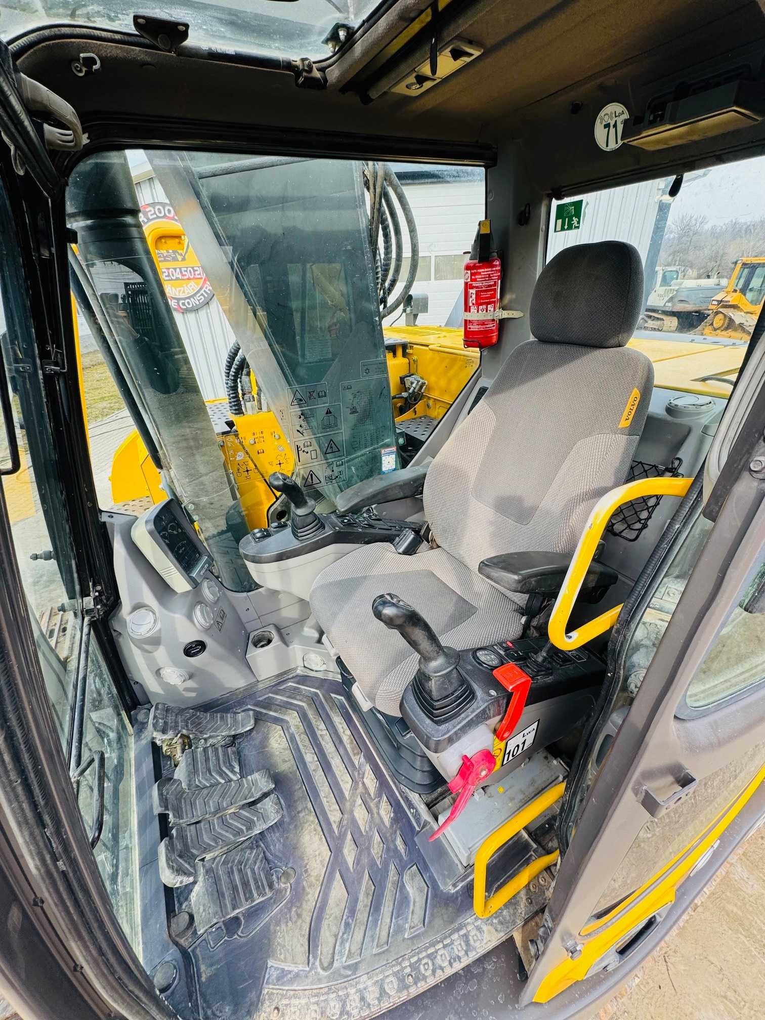 Excavator senile cu lama Volvo ECR 235 DL, an 2014, 28 tone, cupa 1.5m
