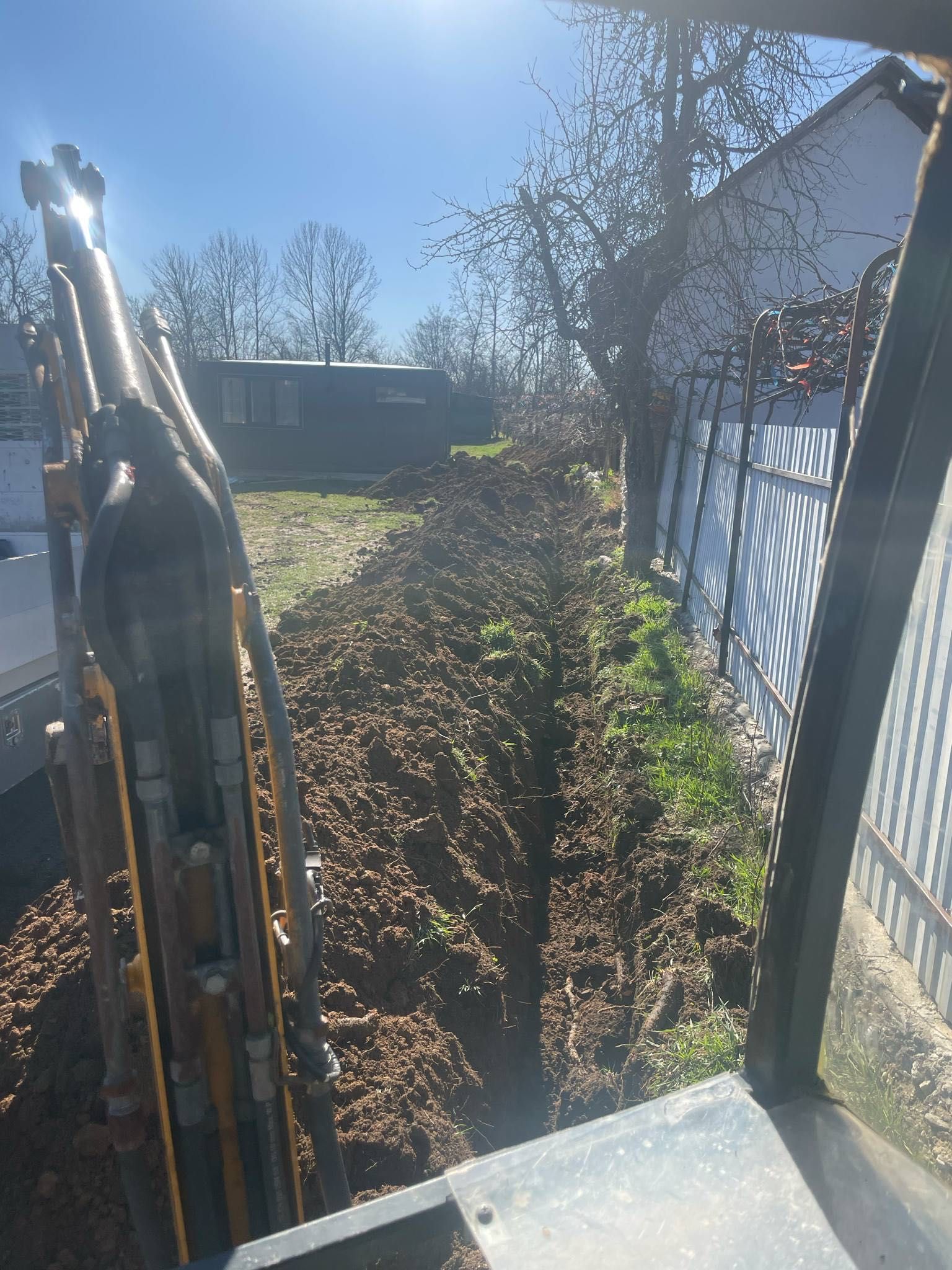 Miniexcavator pentru diverse lucrări