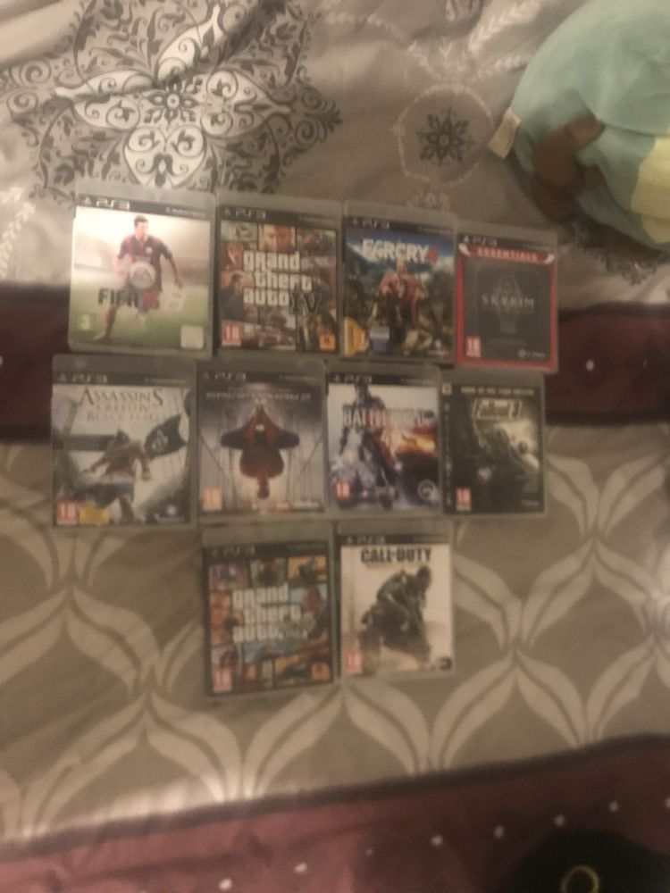 Ps3 + o maneta + 10 jocuri + un incarcator
