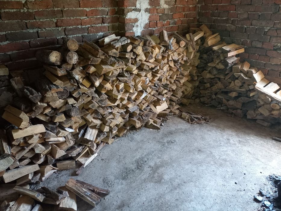 Около 4 кубика нацепени домашно сечени дърва