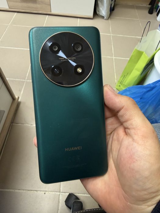 Huawei Nova 12i 8+3/128gb - отличен